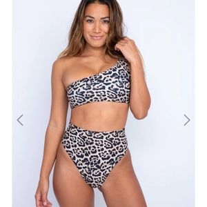 NWT Skatie Calabasas print Ellis top size M